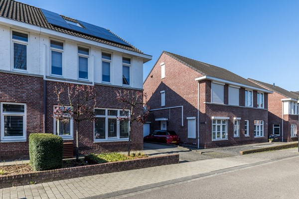 Foto - Verkocht onder voorbehoud: In een rustige en kindvriendelijke woonomgeving staat deze moderne instapklare geschakelde twee-onder-een-kapwoning (bouwjaar 2011) met voldoende woonoppervlakte, garage en tuin.